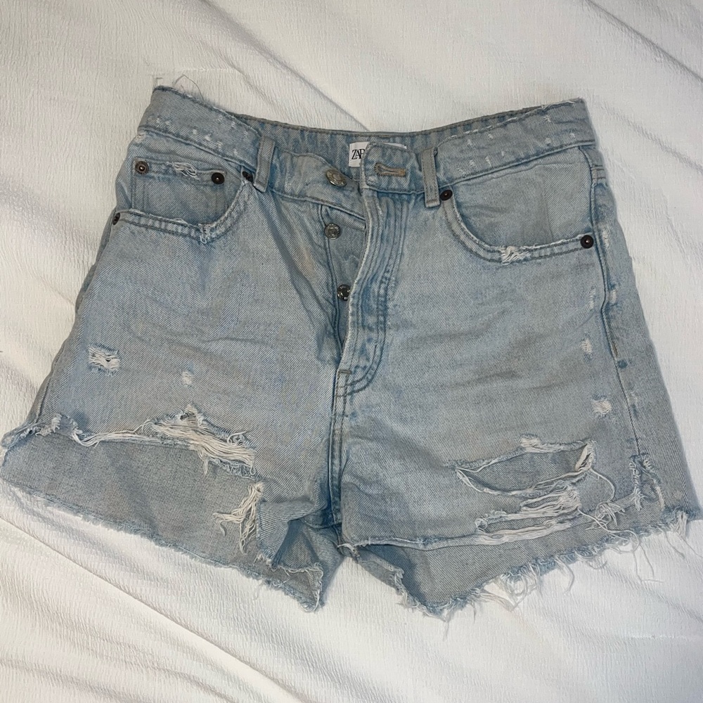 Zara high waisted lightwash denim shorts with rips - Size 6
